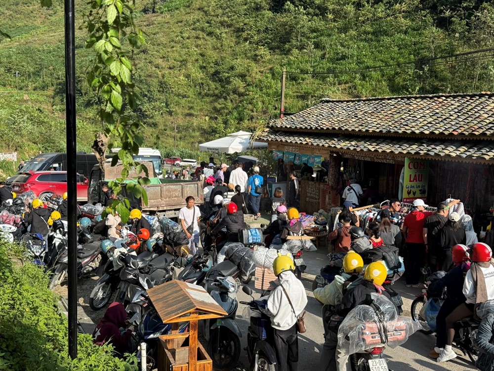 Con dốc hiểm trở cách Hà Nội 400km bất ngờ tắc cứng, biển người xếp hàng, đông như 'vỡ trận' - ảnh 1