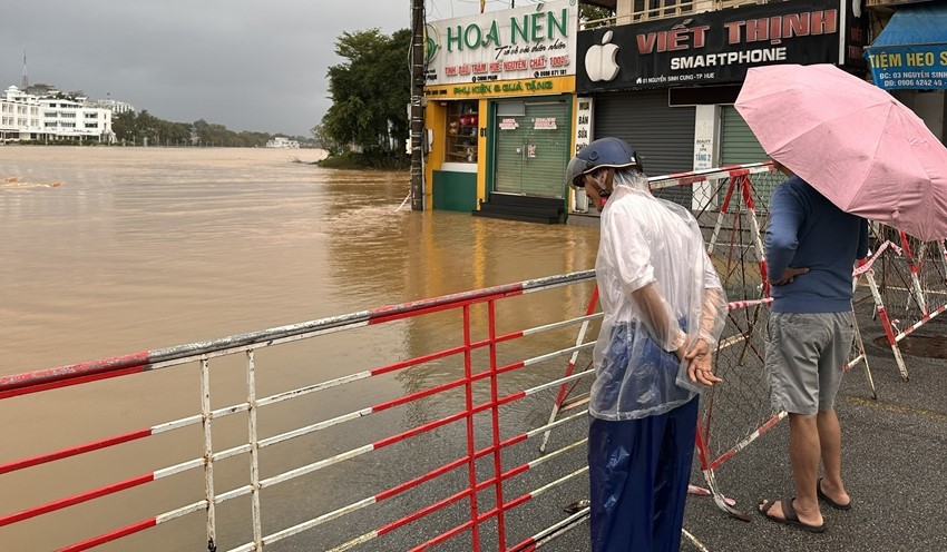 Huế mưa lớn suốt 2 ngày, lũ trên sông dâng cao, cảnh báo nguy cơ ngập - ảnh 1