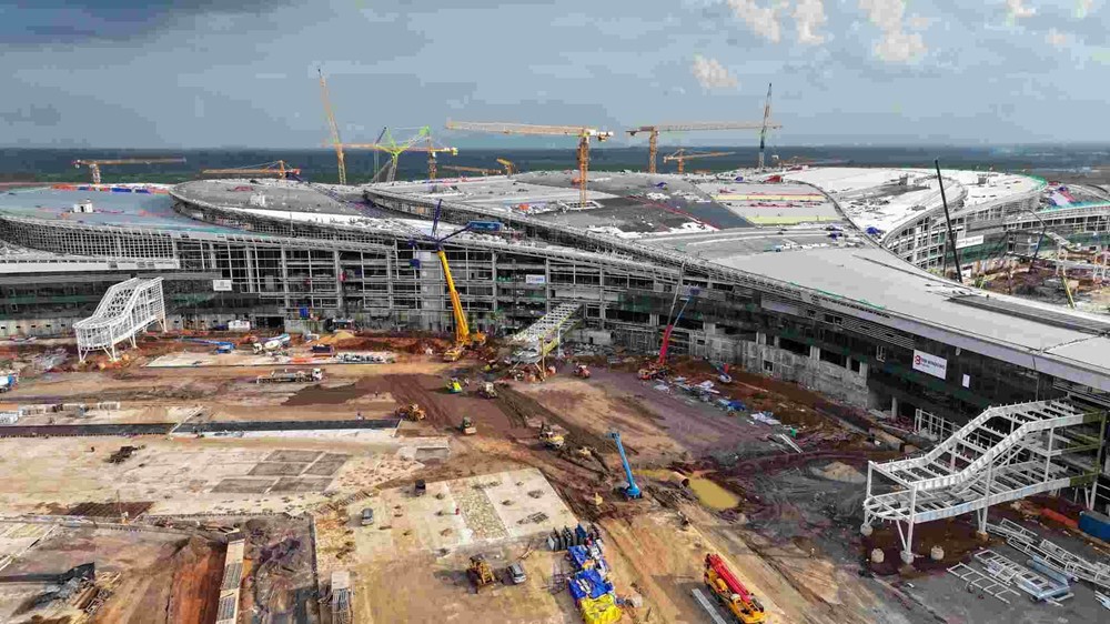 Huy động 14.000 nhân công cùng 3.000 thiết bị, máy móc, làm 3 ca 4 kíp để hoàn thành 'siêu sân bay' 336.000 tỷ lớn nhất Việt Nam - ảnh 1