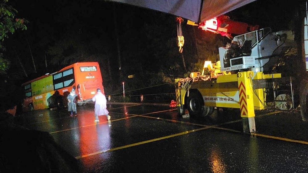 Đèo Mimosa đứt gãy, mặt đường bị cắt làm đôi - ảnh 2