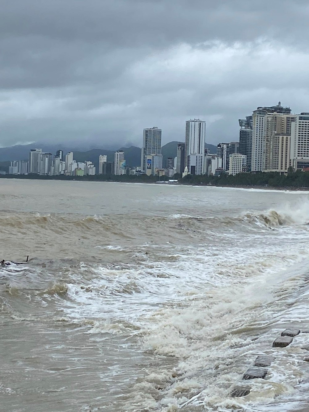 Bãi biển 'đẹp nhất hành tinh' của Việt Nam tan hoang sau trận lũ lịch sử - ảnh 6