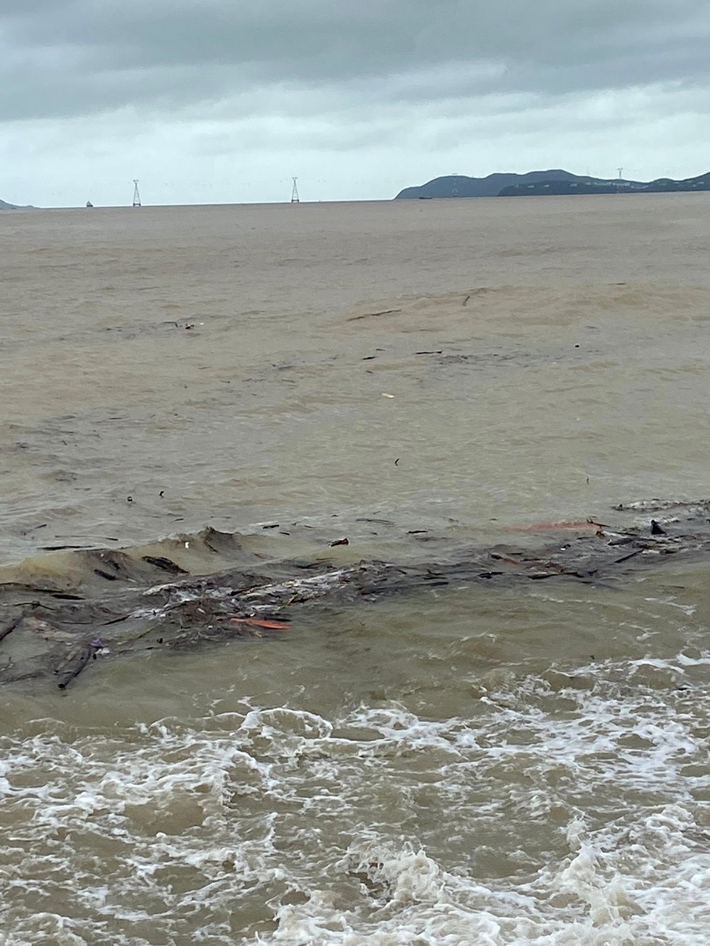 Bãi biển 'đẹp nhất hành tinh' của Việt Nam tan hoang sau trận lũ lịch sử - ảnh 9