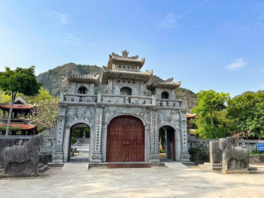 Ngôi đền đá thờ 4 vị vua, 2 vị tướng và hoàng hậu nhà Trần, được ví như 'kiệt tác' giữa lòng cố đô - ảnh 2