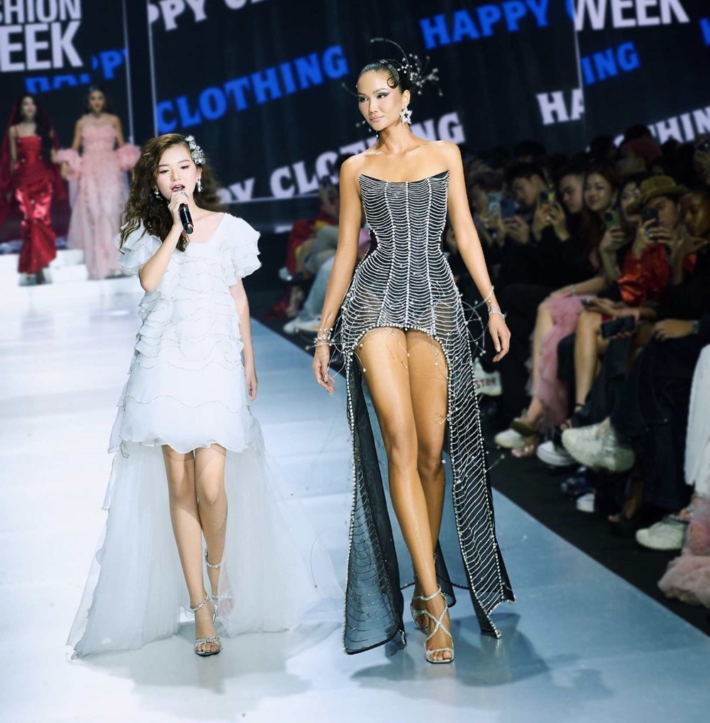 Cô bé 13 tuổi giành 15 Huy chương Vàng, đa tài từ hát, nhảy đến MC, người mẫu - ảnh 3