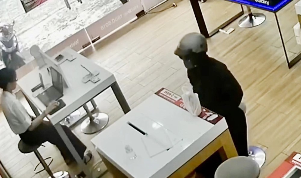 Bắt quản lý nhà hàng SN 1997, nhặt thẻ tín dụng của khách để mua iPhone - ảnh 2