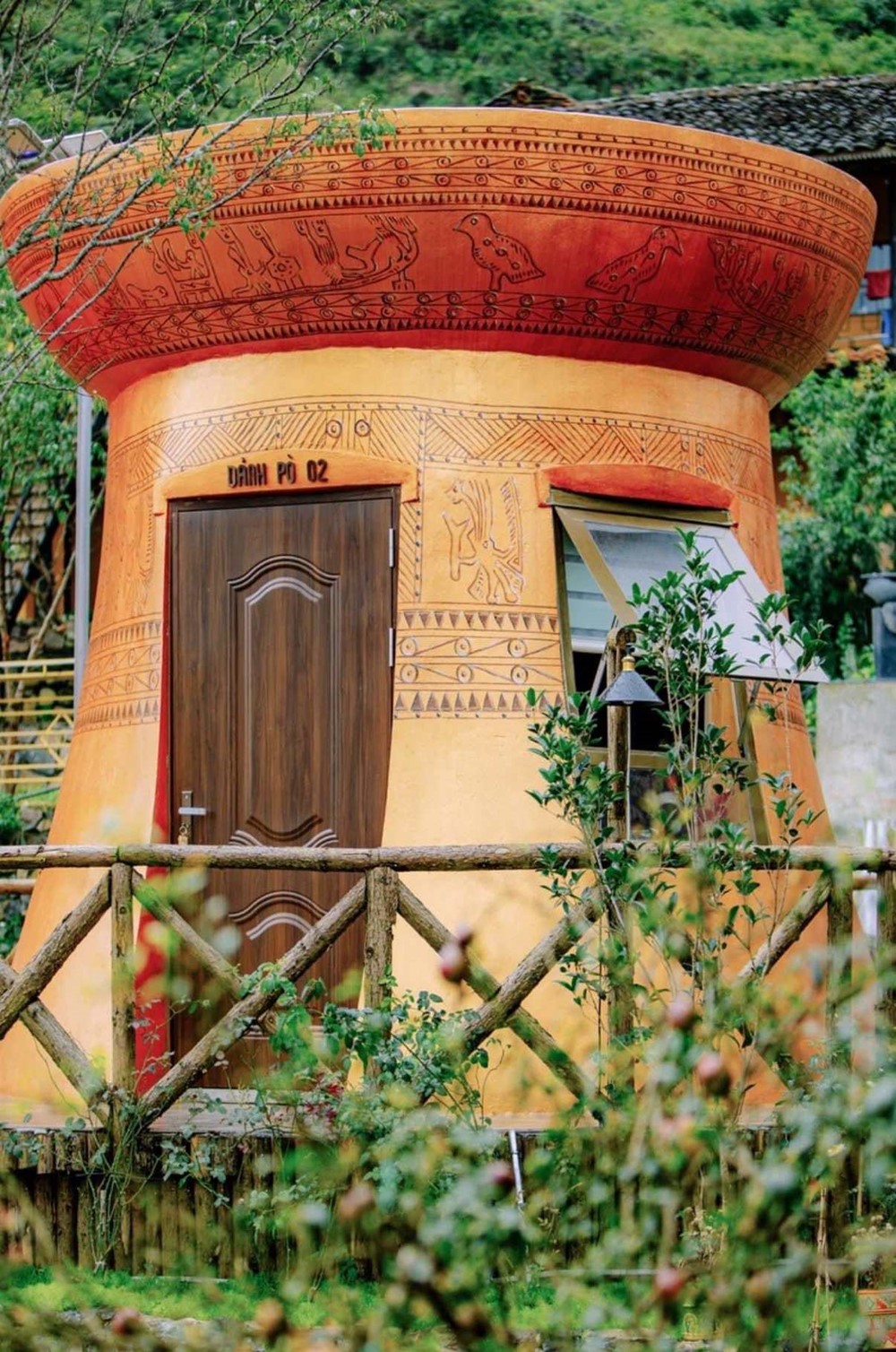 Ngôi nhà hình trống đồng làm từ đất sét xác lập kỷ lục Việt Nam - ảnh 9