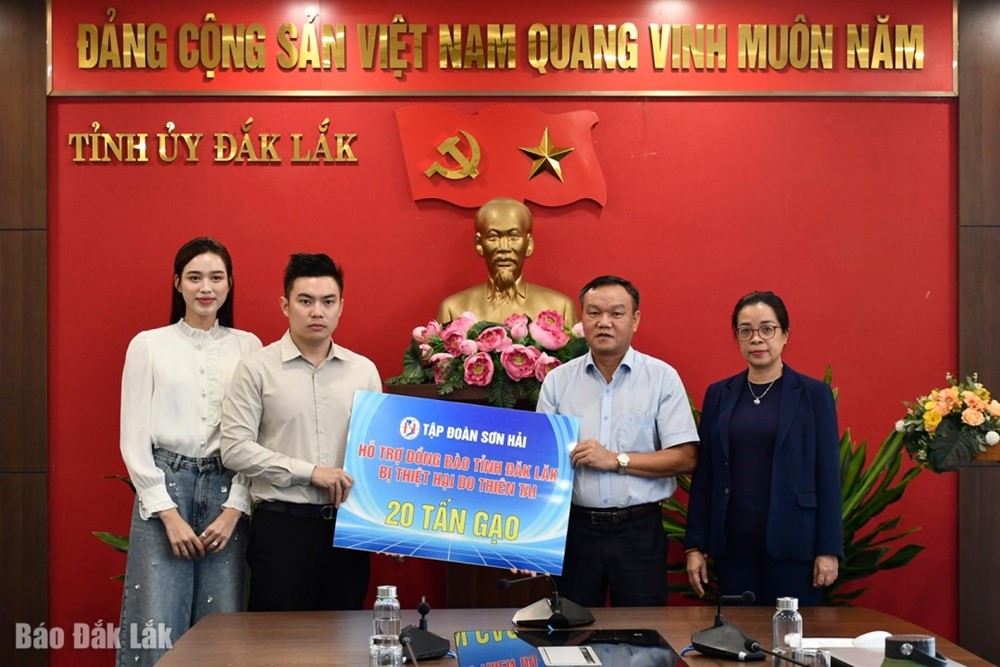 Hoa hậu Đỗ Hà cùng Tổng Giám đốc Tập đoàn Sơn Hải đi thiện nguyện vùng ngập lụt - ảnh 2