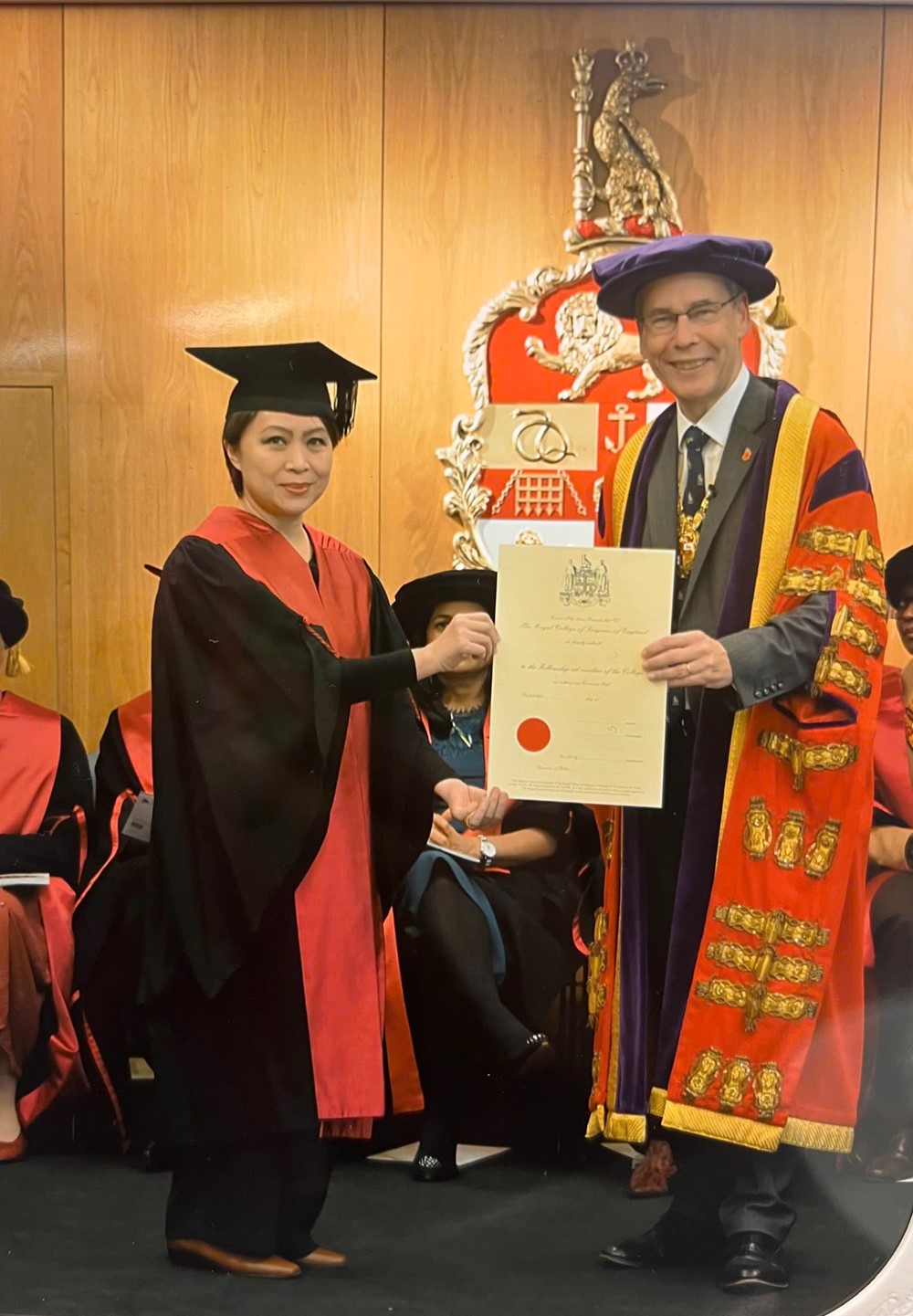 Nữ Thượng tá, Phó Giáo sư của Việt Nam chính thức trở thành thành viên Hiệp hội Phẫu thuật Hoàng gia Anh - ảnh 1