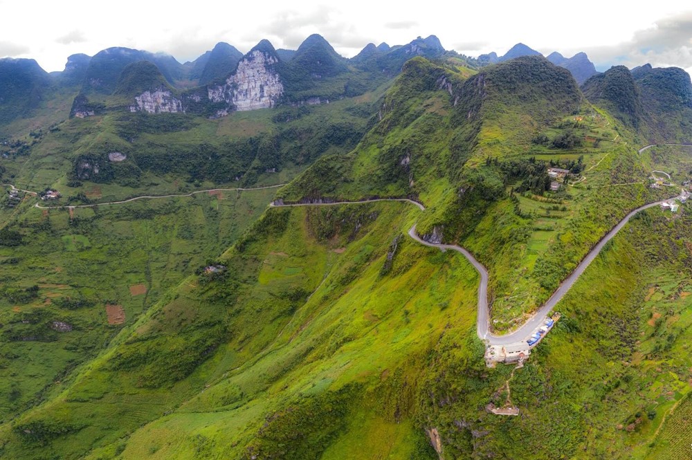 Huy động 2.300 nhân công thuộc 16 dân tộc, đục khoét gần 3 triệu m3 đất đá, làm 42 cây cầu để dựng nên cung đèo hiểm trở bậc nhất Việt Nam - ảnh 1