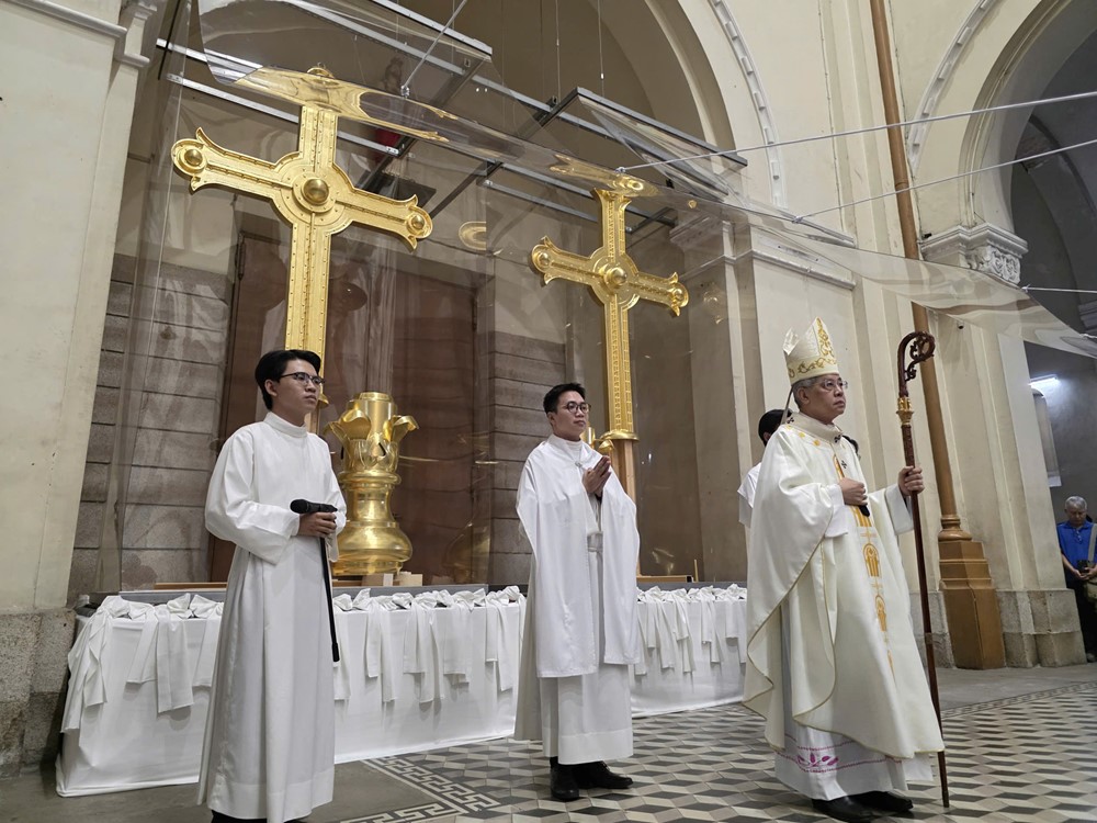 2 Thánh giá mạ vàng, nặng 400kg được trưng bày ở nhà thờ nổi tiếng bậc nhất Sài Gòn - ảnh 2