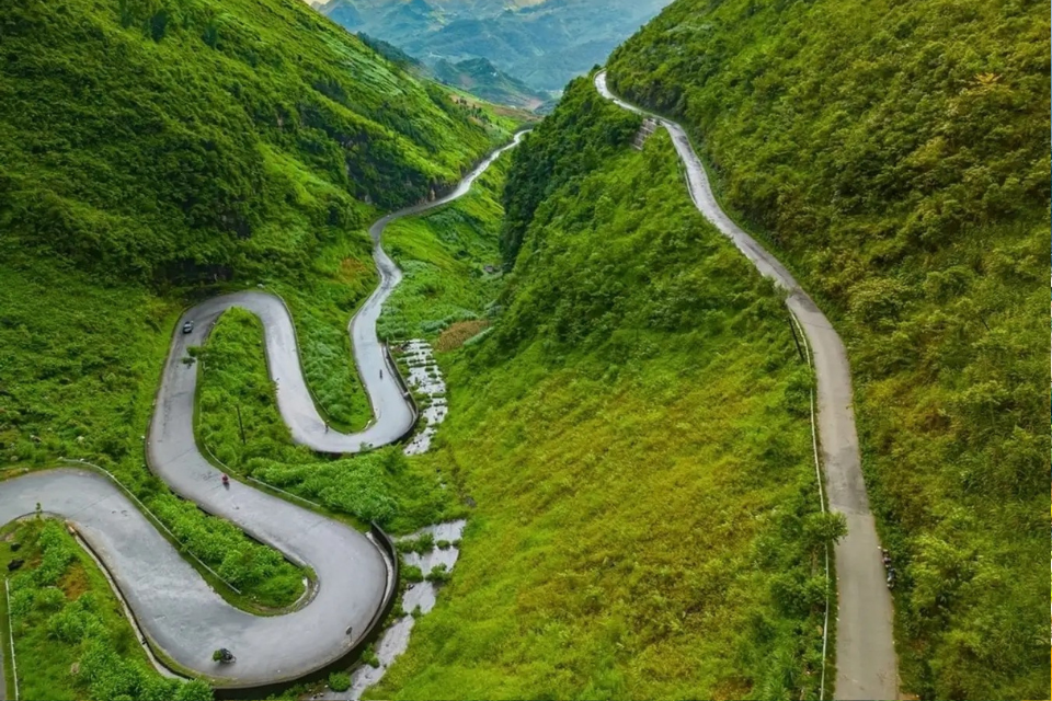 Huy động 2.300 nhân công thuộc 16 dân tộc, đục khoét gần 3 triệu m3 đất đá, làm 42 cây cầu để dựng nên cung đèo hiểm trở bậc nhất Việt Nam - ảnh 2