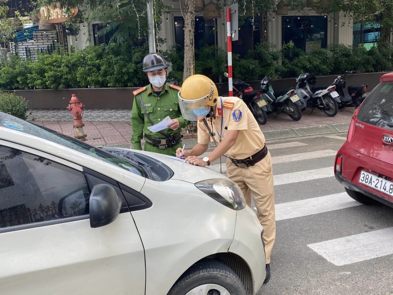 Taxi có thể dừng xe để đón, trả khách ở đâu để không bị phạt? - ảnh 1