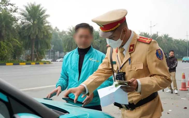 Taxi có thể dừng xe để đón, trả khách ở đâu để không bị phạt? - ảnh 2