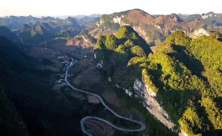 Miền Bắc có một cung đèo được ví như dải lụa 7 tầng, có dấu tích hoạt động của núi lửa từ 260 triệu năm về trước - ảnh 1