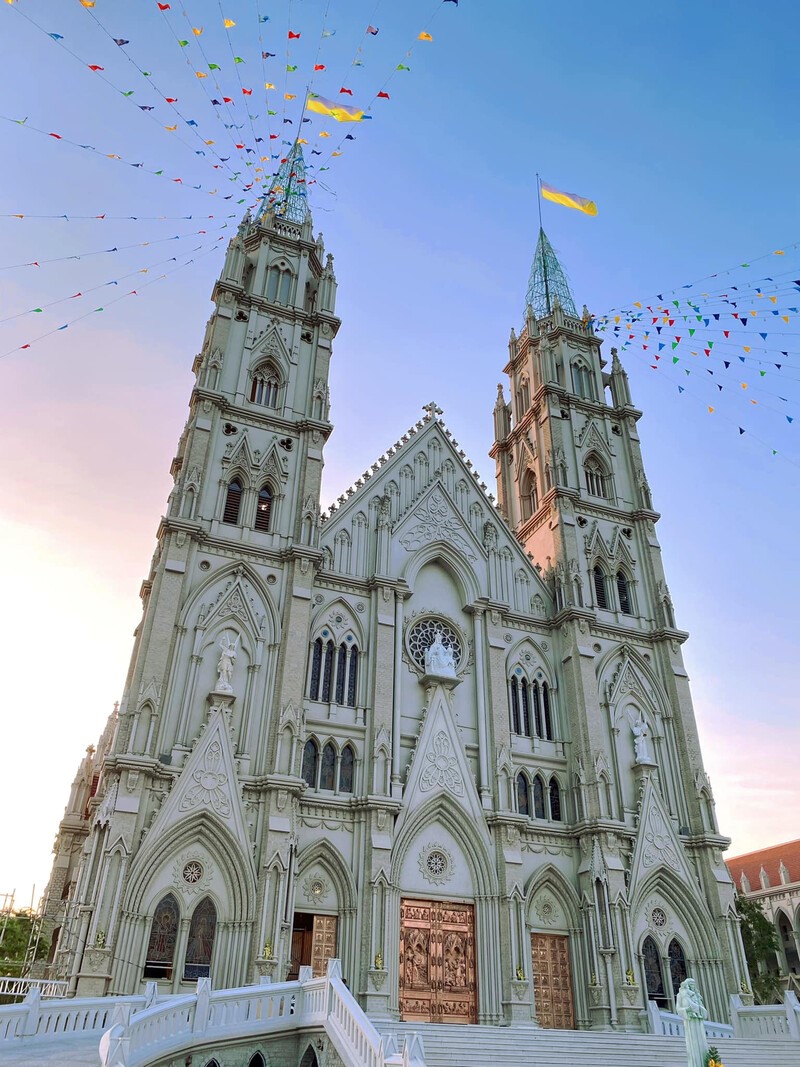 Việt Nam có nhà thờ được ví như 'cung điện trời Âu', được xây dựng suốt 11 năm, là điểm check-in 'triệu view' tại thành phố phồn hoa nhất cả nước - ảnh 2