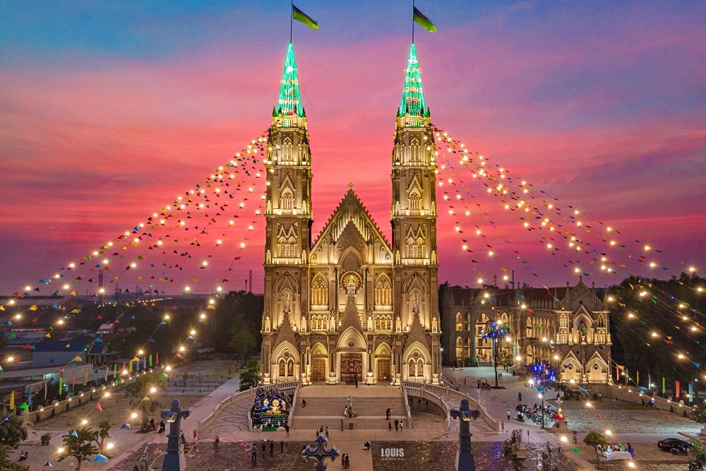 Việt Nam có nhà thờ được ví như 'cung điện trời Âu', được xây dựng suốt 11 năm, là điểm check-in 'triệu view' tại thành phố phồn hoa nhất cả nước - ảnh 1
