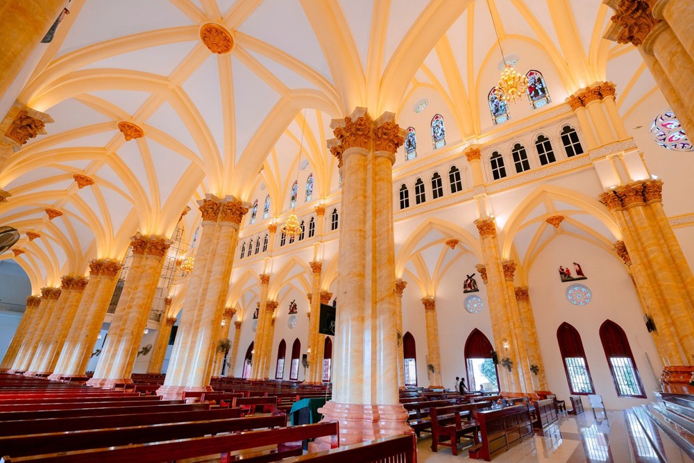 Thánh đường 400 tỷ lớn nhất Việt Nam lộng lẫy như cung điện, sức chứa 5.000 người, xây dựng trong 10 năm mới hoàn thành - ảnh 10