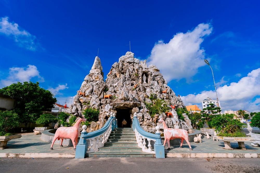 Thánh đường 400 tỷ lớn nhất Việt Nam lộng lẫy như cung điện, sức chứa 5.000 người, xây dựng trong 10 năm mới hoàn thành - ảnh 5