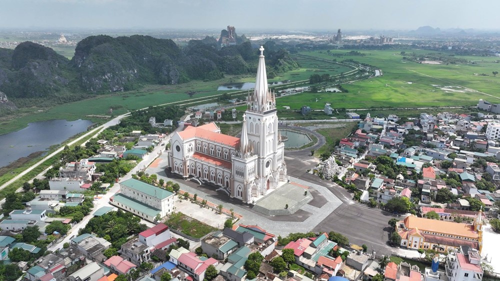 Thánh đường 400 tỷ lớn nhất Việt Nam lộng lẫy như cung điện, sức chứa 5.000 người, xây dựng trong 10 năm mới hoàn thành - ảnh 1