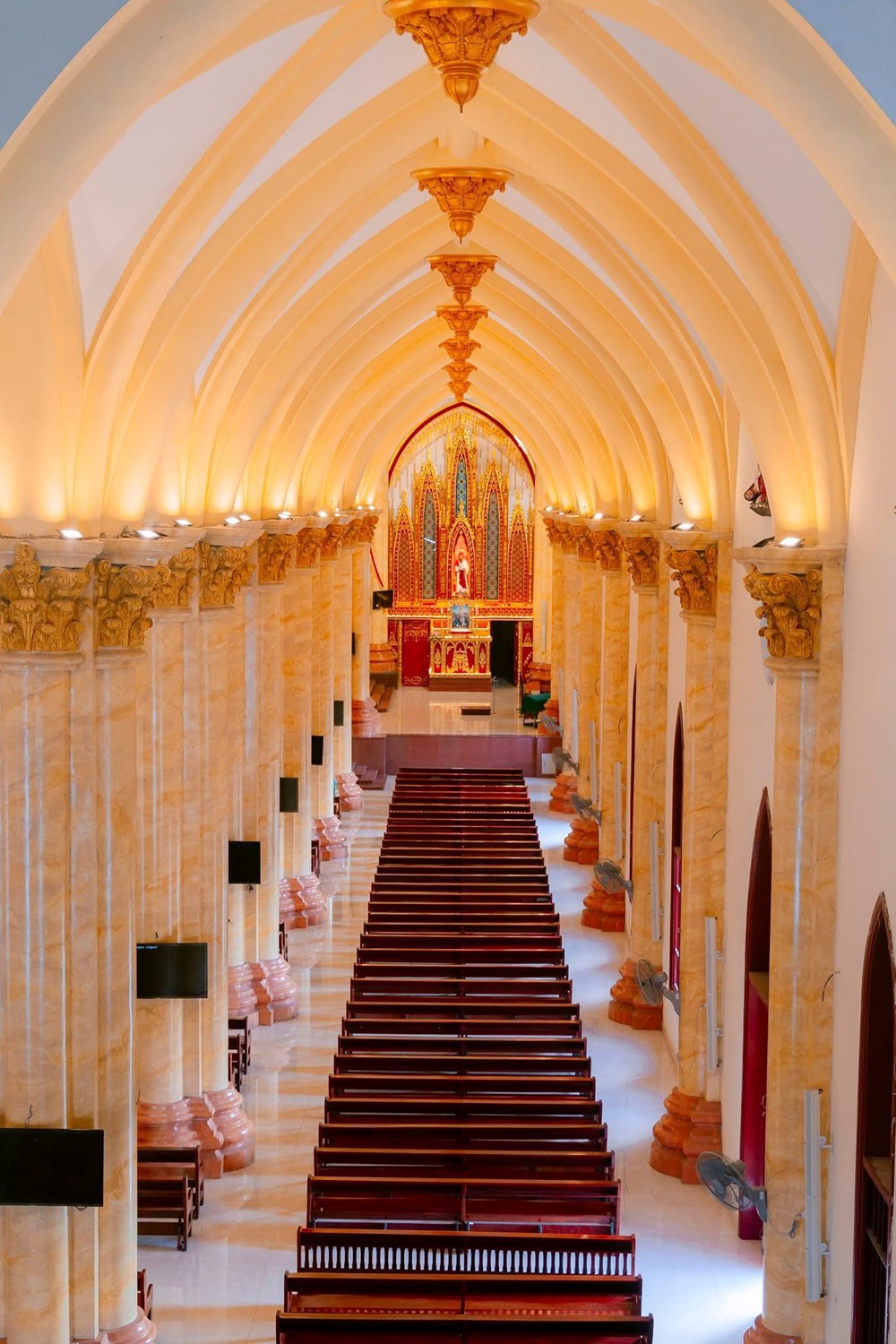 Thánh đường 400 tỷ lớn nhất Việt Nam lộng lẫy như cung điện, sức chứa 5.000 người, xây dựng trong 10 năm mới hoàn thành - ảnh 7