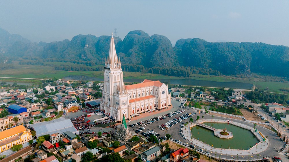 Thánh đường 400 tỷ lớn nhất Việt Nam lộng lẫy như cung điện, sức chứa 5.000 người, xây dựng trong 10 năm mới hoàn thành - ảnh 2