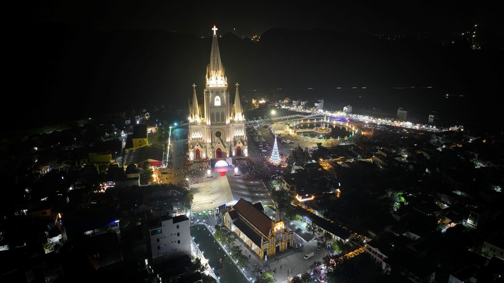 Thánh đường 400 tỷ lớn nhất Việt Nam lộng lẫy như cung điện, sức chứa 5.000 người, xây dựng trong 10 năm mới hoàn thành - ảnh 4