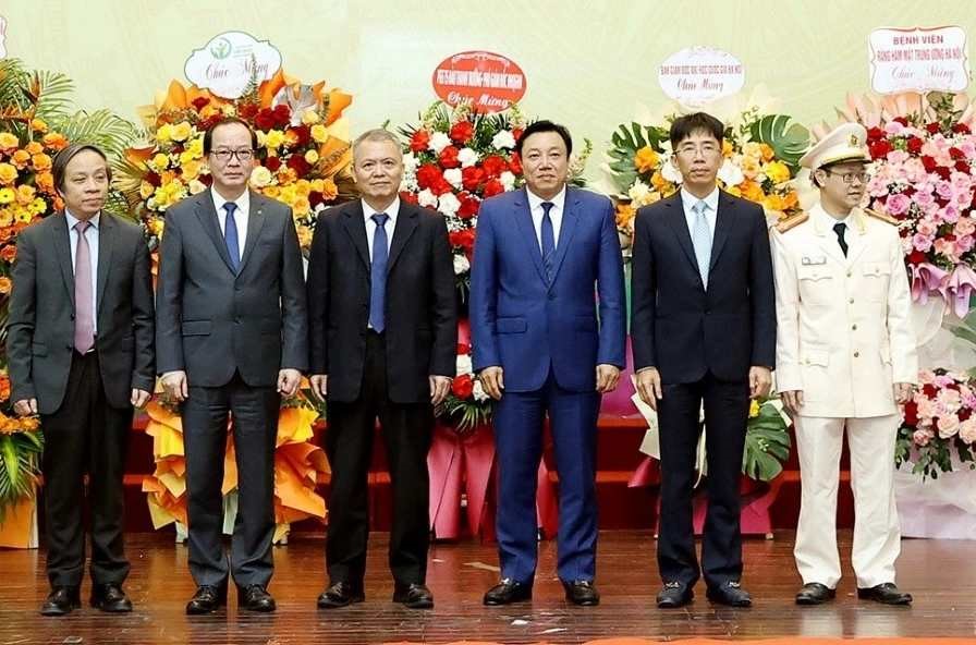 Giáo sư ngành Y học đầu tiên của tỉnh Phú Thọ: Đang là Phó Chủ tịch UBND tỉnh, sở hữu bằng Thạc sĩ kinh tế, cử nhân ngôn ngữ Anh - ảnh 1