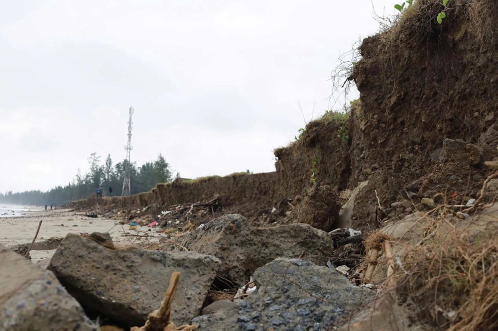 Cảnh hoang tàn ở bãi biển đẹp bậc nhất miền Trung - ảnh 1