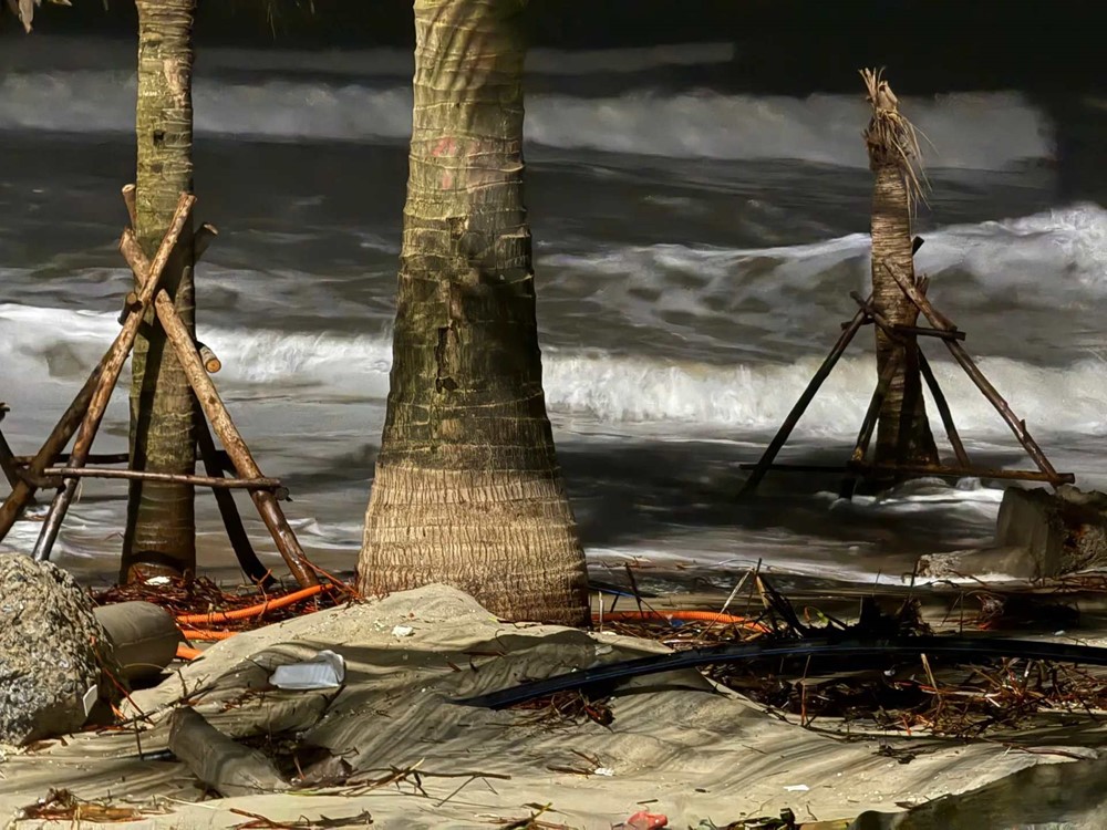 Cảnh hoang tàn ở bãi biển đẹp bậc nhất miền Trung - ảnh 2