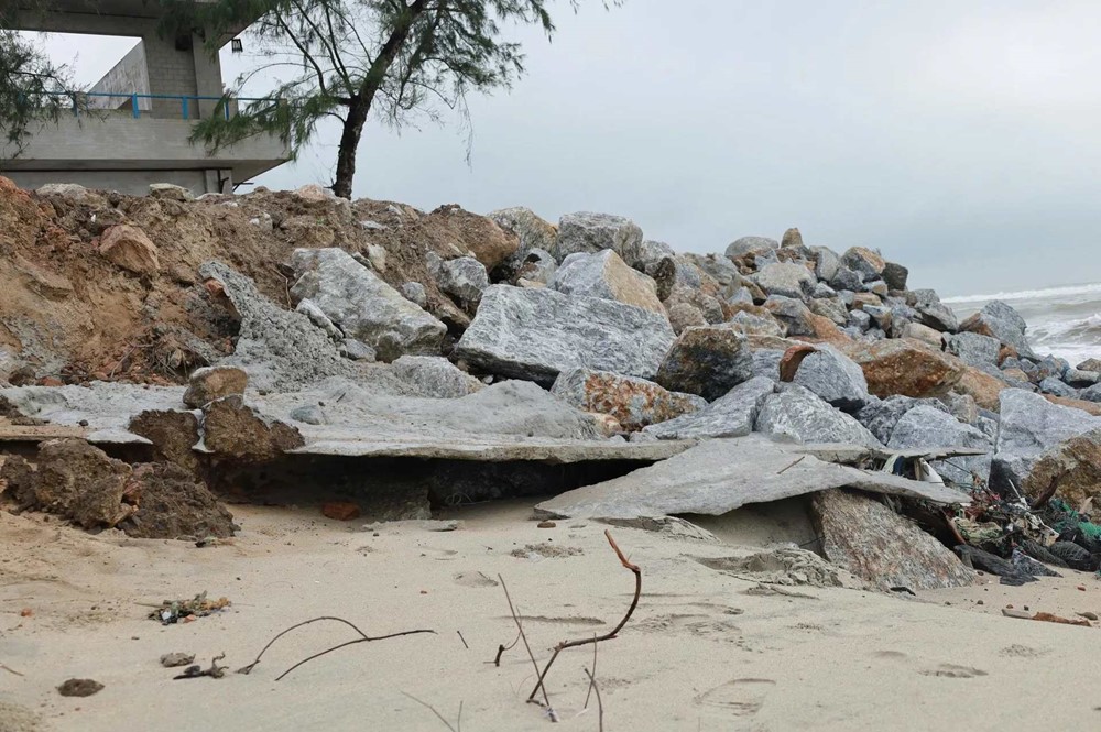 Cảnh hoang tàn ở bãi biển đẹp bậc nhất miền Trung - ảnh 3