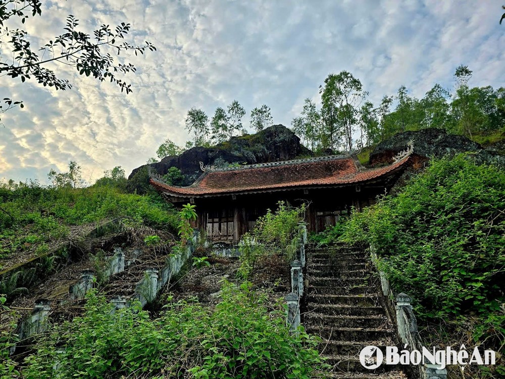 Việt Nam có một ngọn núi cao chỉ hơn 100m nhưng có thế 'tựa sơn - vọng thủy' hiếm có, sở hữu thành cổ hơn 600 năm - ảnh 7