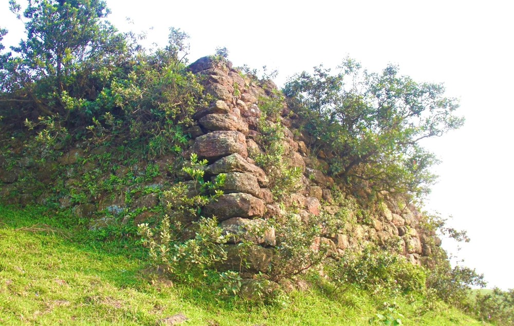 Việt Nam có một ngọn núi cao chỉ hơn 100m nhưng có thế 'tựa sơn - vọng thủy' hiếm có, sở hữu thành cổ hơn 600 năm - ảnh 3