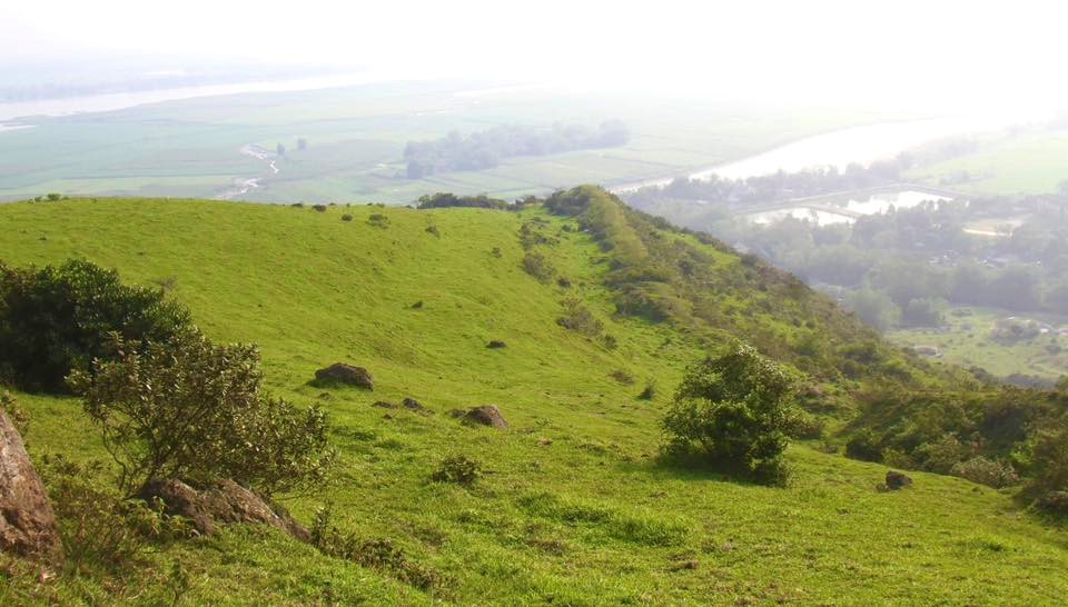 Việt Nam có một ngọn núi cao chỉ hơn 100m nhưng có thế 'tựa sơn - vọng thủy' hiếm có, sở hữu thành cổ hơn 600 năm - ảnh 2