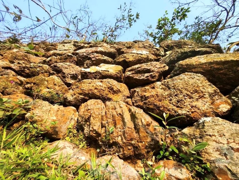 Việt Nam có một ngọn núi cao chỉ hơn 100m nhưng có thế 'tựa sơn - vọng thủy' hiếm có, sở hữu thành cổ hơn 600 năm - ảnh 4