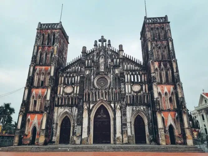 'Vương cung Thánh đường' sở hữu vẻ đẹp vượt thời gian: Cách Hà Nội 70km, sở hữu chuông đồng nặng hơn 1 tấn và hầm mộ bí ẩn - ảnh 1
