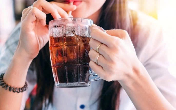 Người phụ nữ tử vong ở tuổi 34 vì thói quen uống loại nước này mỗi ngày - ảnh 1
