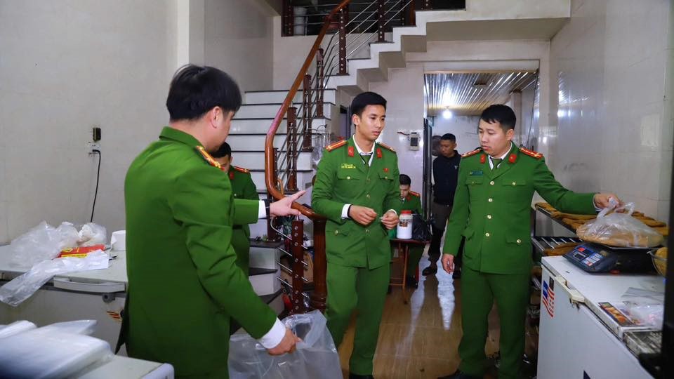 Kịp thời ngăn chặn hơn 170kg giò, chả có chất cấm - ảnh 3