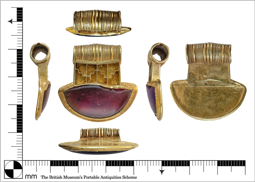 Phong tỏa khẩn cấp một sườn đồi, phát hiện kho báu chứa nhiều dây chuyền vàng và ngọc hồng lựu quý giá - ảnh 2