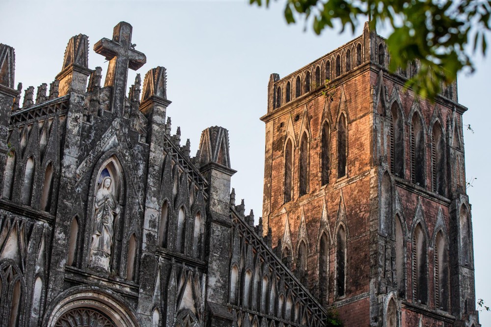 'Vương cung Thánh đường' sở hữu vẻ đẹp vượt thời gian: Cách Hà Nội 70km, sở hữu chuông đồng nặng hơn 1 tấn và hầm mộ bí ẩn - ảnh 2