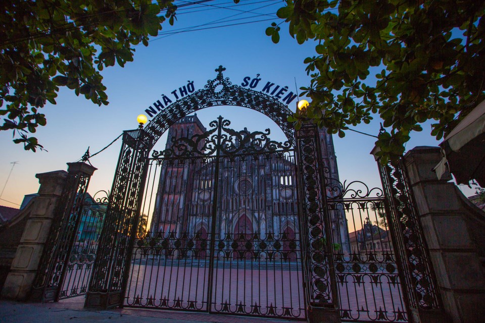 'Vương cung Thánh đường' sở hữu vẻ đẹp vượt thời gian: Cách Hà Nội 70km, sở hữu chuông đồng nặng hơn 1 tấn và hầm mộ bí ẩn - ảnh 5