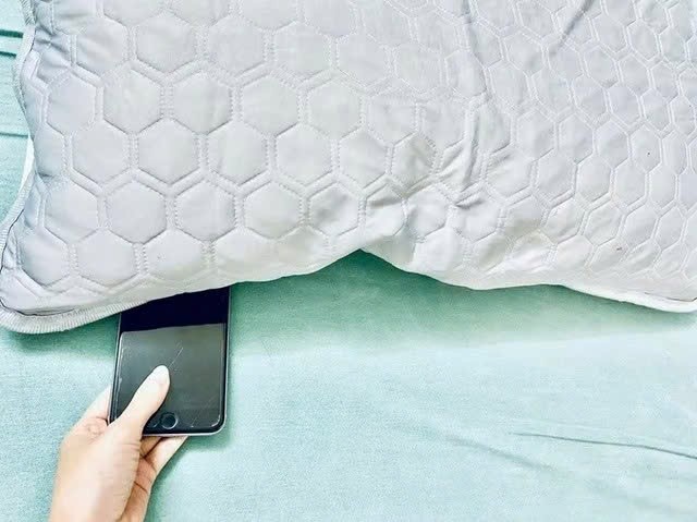 Đi ngủ đừng để thứ này ở dưới gối để bảo toàn sức khỏe - ảnh 1