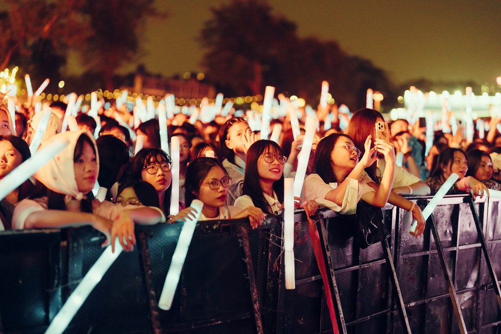 Công viên lớn nhất Hà Nội bùng nổ với sự xuất hiện của dàn nghệ sĩ và hàng chục nghìn khán giả - ảnh 2