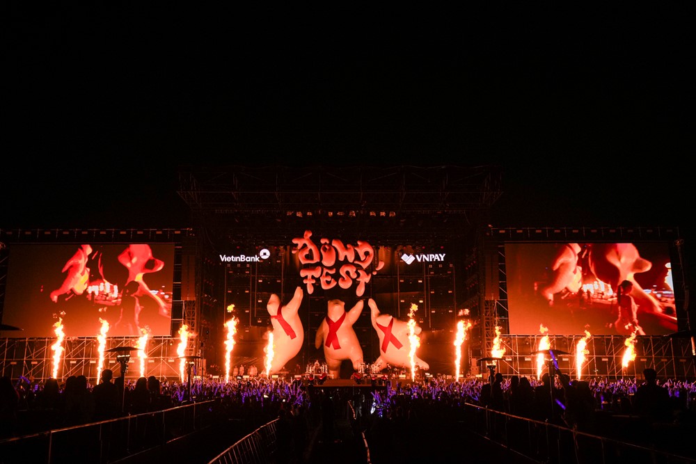 Công viên lớn nhất Hà Nội bùng nổ với sự xuất hiện của dàn nghệ sĩ và hàng chục nghìn khán giả - ảnh 1