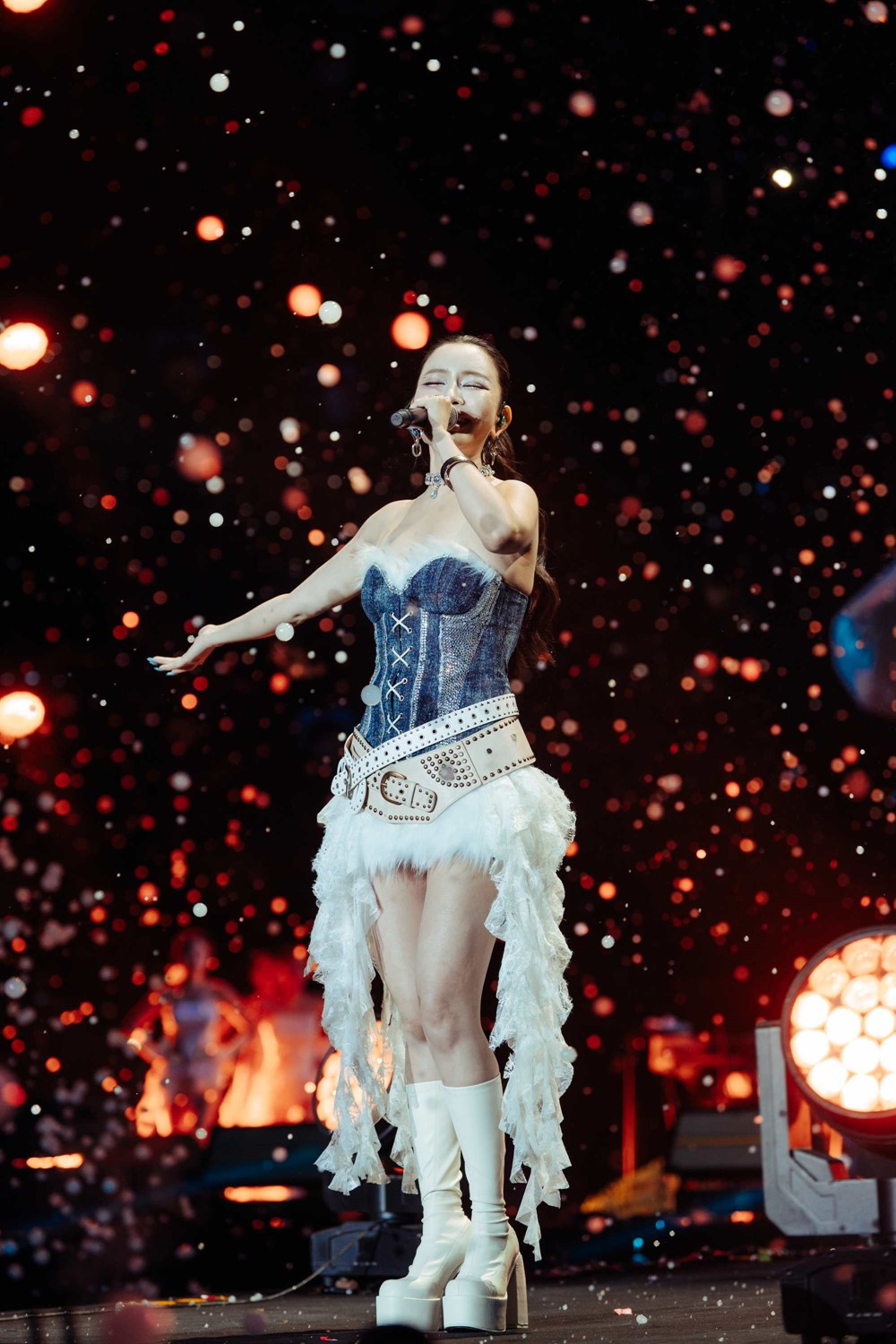 Công viên lớn nhất Hà Nội bùng nổ với sự xuất hiện của dàn nghệ sĩ và hàng chục nghìn khán giả - ảnh 5