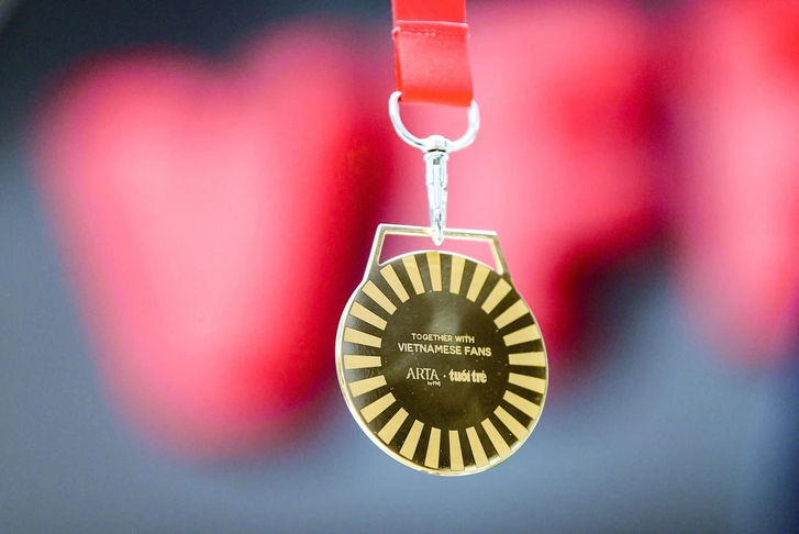 Huy chương 33 chỉ vàng phiên bản giới hạn của HLV Kim Sang-sik có gì đặc biệt? - ảnh 2