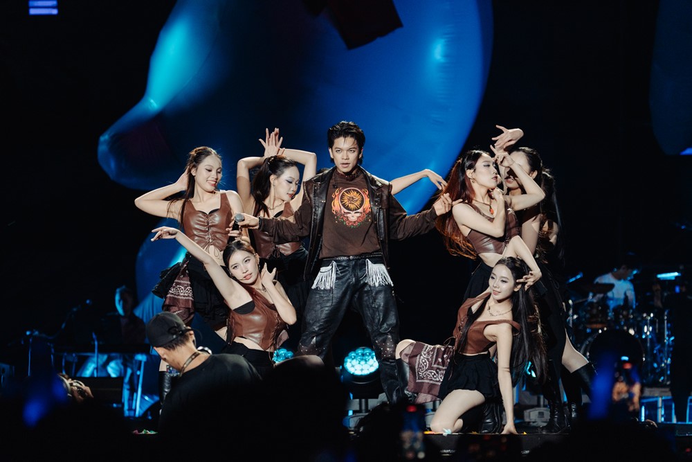 Công viên lớn nhất Hà Nội bùng nổ với sự xuất hiện của dàn nghệ sĩ và hàng chục nghìn khán giả - ảnh 7