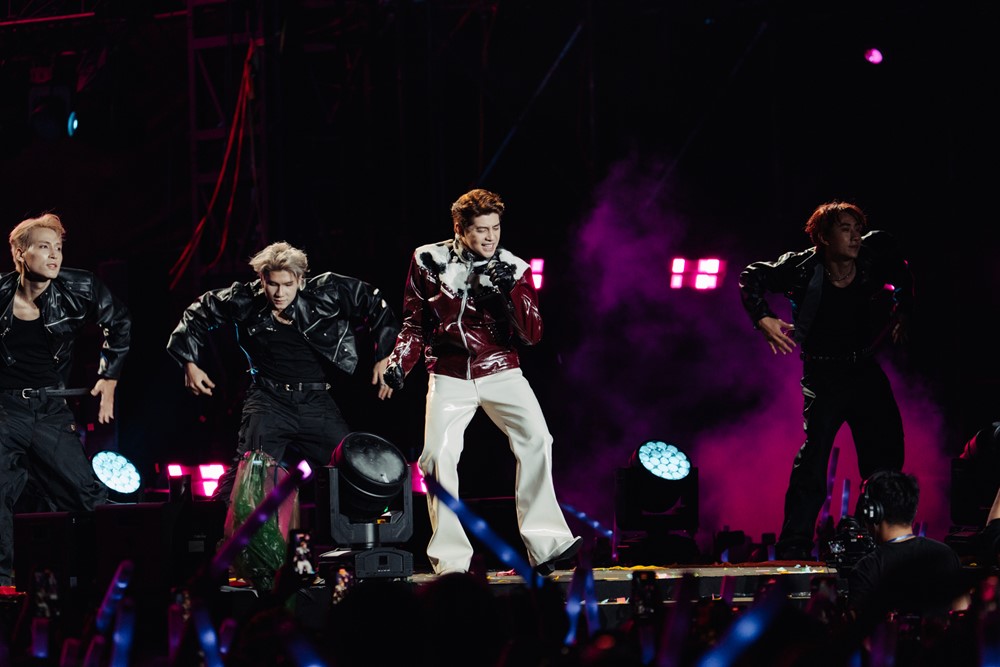 Công viên lớn nhất Hà Nội bùng nổ với sự xuất hiện của dàn nghệ sĩ và hàng chục nghìn khán giả - ảnh 9