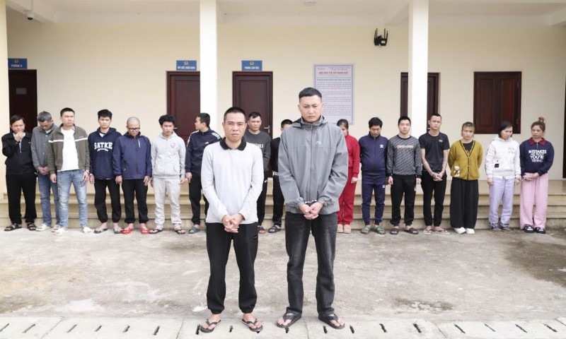 Khám xét nhiều địa điểm, bắt Lương Xuân Duyên SN 1988 cùng 21 đồng bọn, tịch thu 30 điện thoại di động - ảnh 1