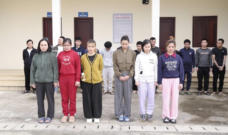 Khám xét nhiều địa điểm, bắt Lương Xuân Duyên SN 1988 cùng 21 đồng bọn, tịch thu 30 điện thoại di động - ảnh 2