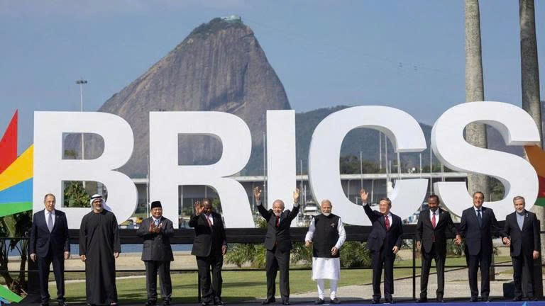 BRICS đổi chiến lược dự trữ, có thể kiểm soát tới 50% sản lượng vàng toàn cầu: Đánh dấu bước ngoặt phi USD hóa? - ảnh 1